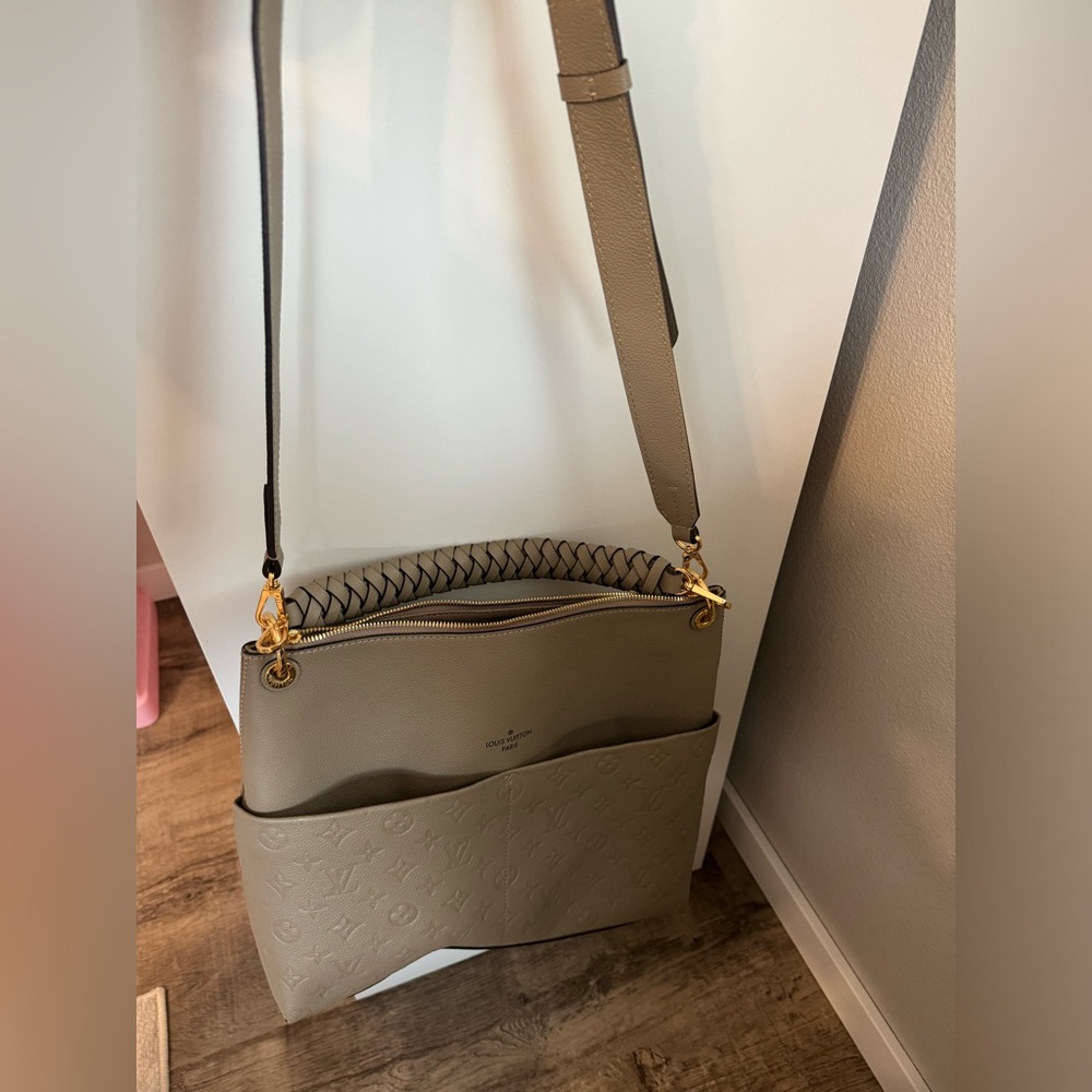 Faux LV purse - Picture 6 of 6